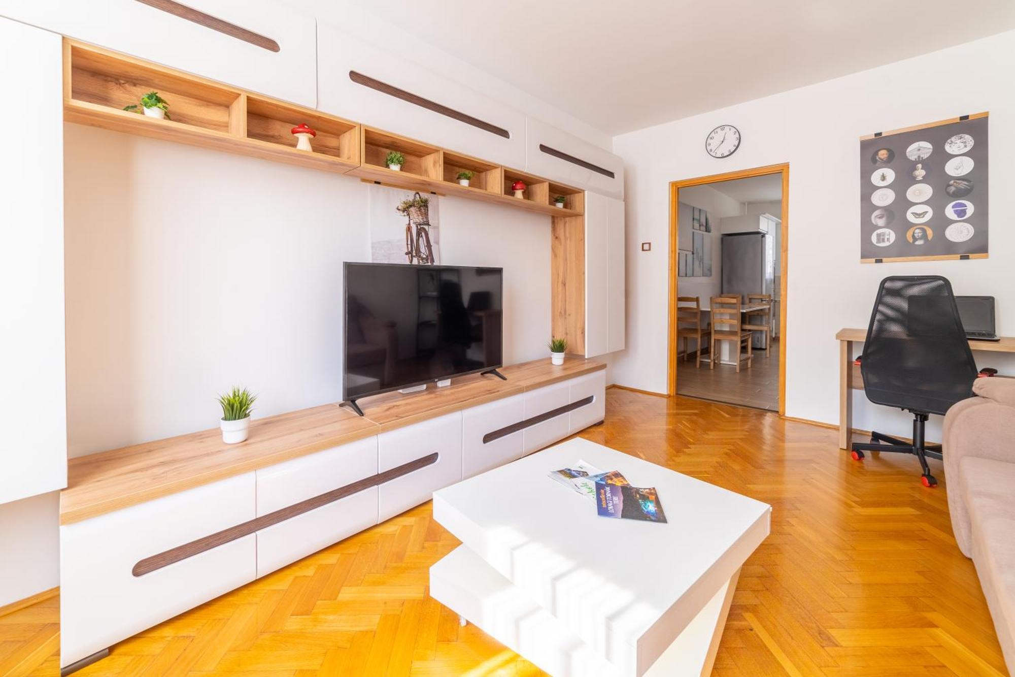 Comfort 14 -- Stylish City Apartment Netflix, Wi-Fi & Parking 미슈콜츠 외부 사진